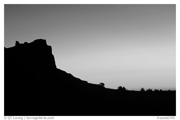 Scotts Bluff profile at sunrise. Scotts Bluff National Monument. Nebraska, USA (black and white)