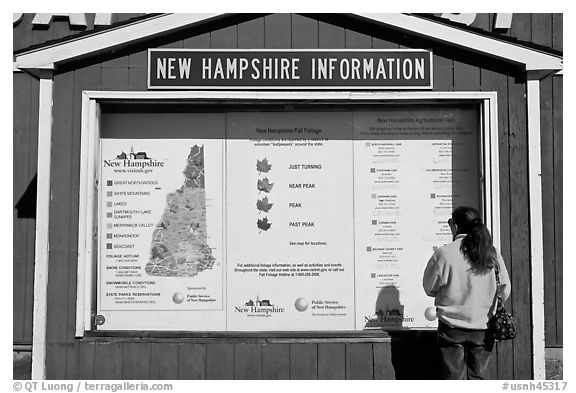 Fall foliage information board. New Hampshire, USA (black and white)