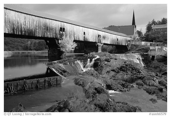 Triple-arch covered bridge, Bath. New Hampshire, New England, USA (black and white)