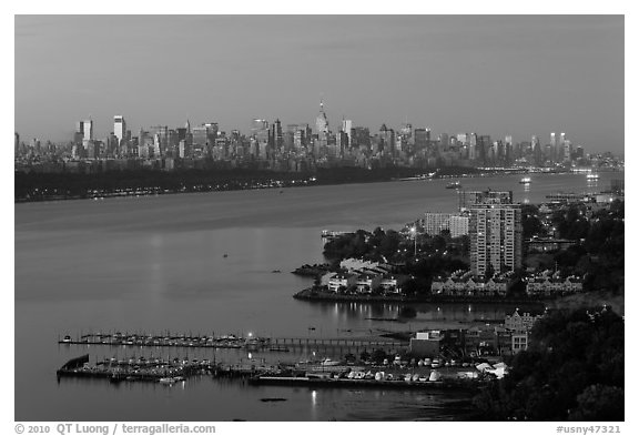 Manhattan seen from Fort Lee, New Jersey, sunrise. NYC, New York, USA (black and white)