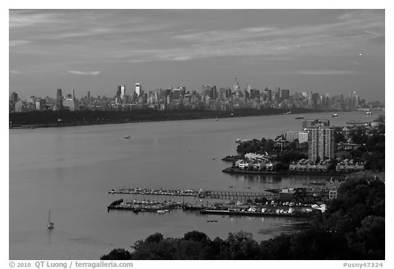 Hudson River, Fort Lee, and Manhattan. NYC, New York, USA (black and white)