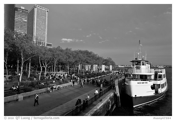 Tour boat along Battery Park, evening. NYC, New York, USA (black and white)