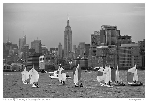 Sailboats and Manhattan skyline, New York Harbor. NYC, New York, USA (black and white)