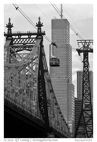 Roosevelt Island Tramway and Queensboro bridge. NYC, New York, USA (black and white)