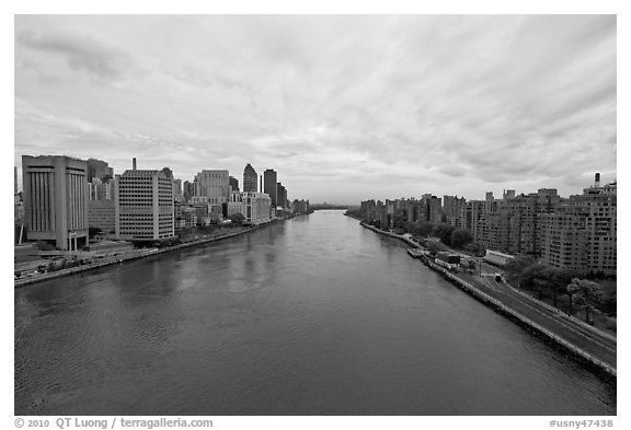 Hudson River between Manhattan and Roosevelt Island. NYC, New York, USA