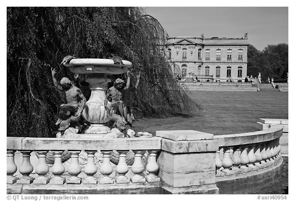 Statues and mansion in French eighteenth-century style. Newport, Rhode Island, USA (black and white)