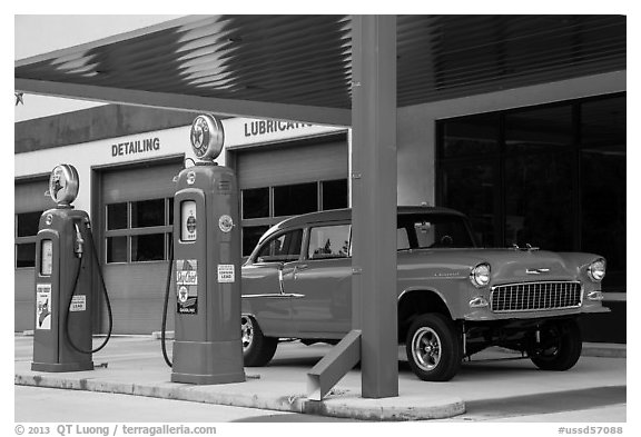 Vintage gas pumps and car, Deadwood. Black Hills, South Dakota, USA (black and white)