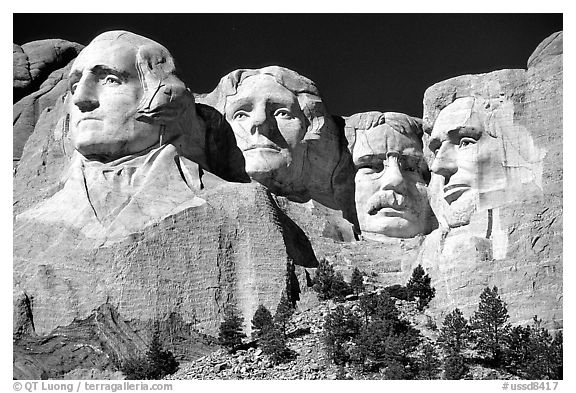 Faces of Four US Presidents carved in cliff, Mt Rushmore National Memorial. South Dakota, USA (black and white)