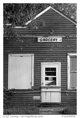 Old grocery. Wisconsin, USA (black and white)
