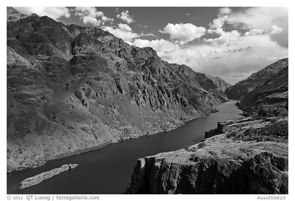 Snake River winding through deep canyon. Hells Canyon National Recreation Area, Idaho and Oregon, USA (black and white)