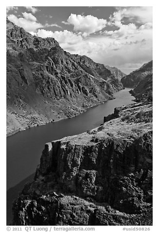Cliffs and canyon. Hells Canyon National Recreation Area, Idaho and Oregon, USA (black and white)