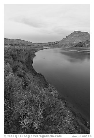 Missouri River and badlands. Upper Missouri River Breaks National Monument, Montana, USA