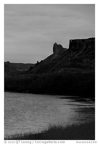 River and Hole-in-the-Wall, sunrise. Upper Missouri River Breaks National Monument, Montana, USA