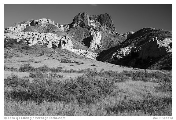 Grassland, Dark Butte and Archangel formations. Upper Missouri River Breaks National Monument, Montana, USA