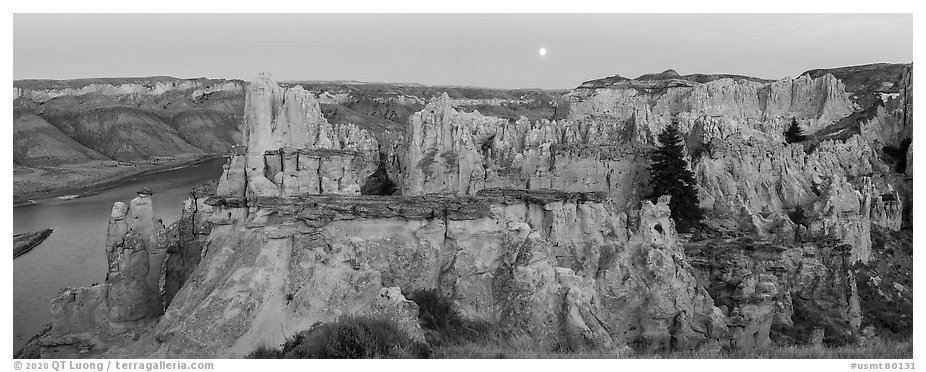 Pinnacles near Hole-in-the-Wall. Upper Missouri River Breaks National Monument, Montana, USA