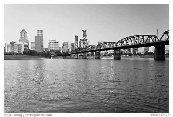 Portland skyline, Hawthorne Bridge, and Williamette River at sunrise. Portland, Oregon, USA