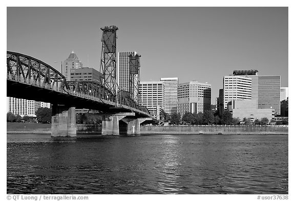 Williamette River, Hawthorne Bridge and Portland Skyline. Portland, Oregon, USA (black and white)