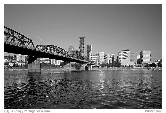 Williamette River, Hawthorne Bridge and city Skyline, early morning. Portland, Oregon, USA (black and white)