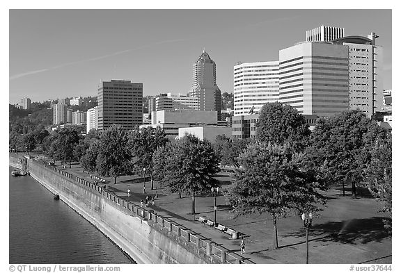 Tom McCall Waterfront Park and skyline. Portland, Oregon, USA