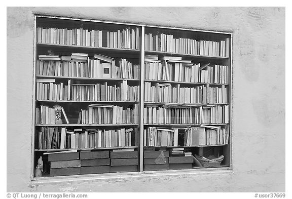 Bookstore window, Depoe Bay. Oregon, USA (black and white)