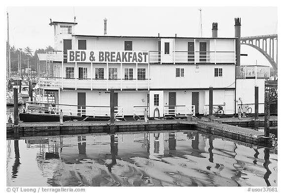 Paddle steamer reconverted into Bed and Breakfast. Newport, Oregon, USA (black and white)