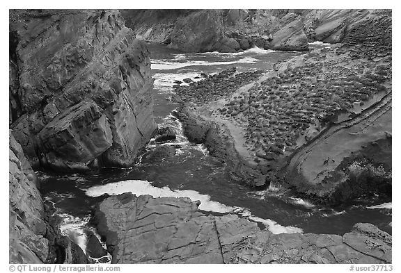 Cliffs and slabs, Shore Acres. Oregon, USA (black and white)