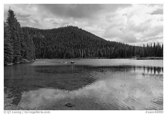Kayakers, Devils Lake, Deschutes National Forest. Oregon, USA (black and white)