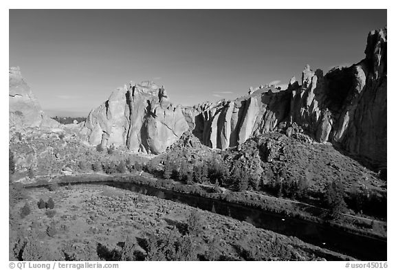 Crooked River and Dihedrals. Smith Rock State Park, Oregon, USA