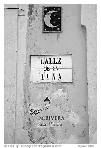 Street sign in Spanish. San Juan, Puerto Rico