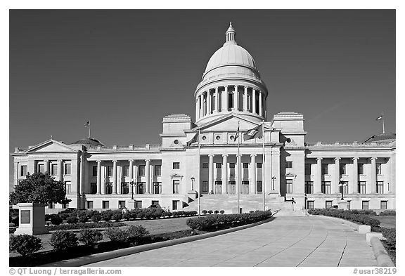 Walkway leading to the Arkansas Capitol. Little Rock, Arkansas, USA (black and white)