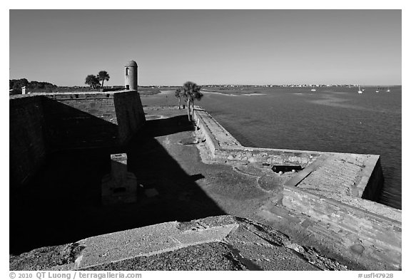 Fort Castillo de San Marcos overlooking Matanzas Bay,. St Augustine, Florida, USA (black and white)