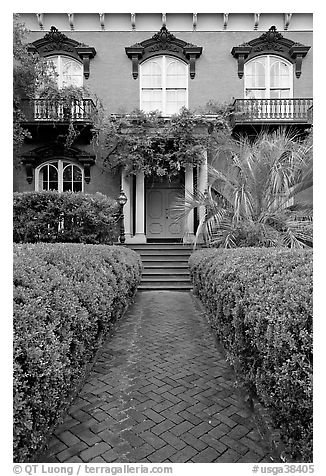 Garden and historic house entrance. Savannah, Georgia, USA (black and white)