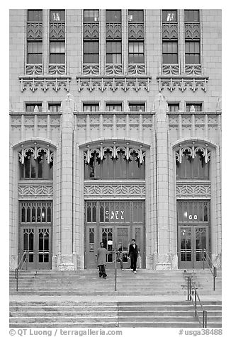 People on stairs in front of the City Hall. Atlanta, Georgia, USA (black and white)