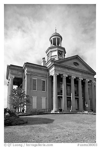 Old courthouse museum. Vicksburg, Mississippi, USA (black and white)