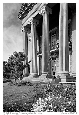Columns on side of old courthouse museum. Vicksburg, Mississippi, USA (black and white)