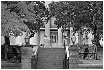 Cannons in front of the old courthouse museum. Vicksburg, Mississippi, USA (black and white)