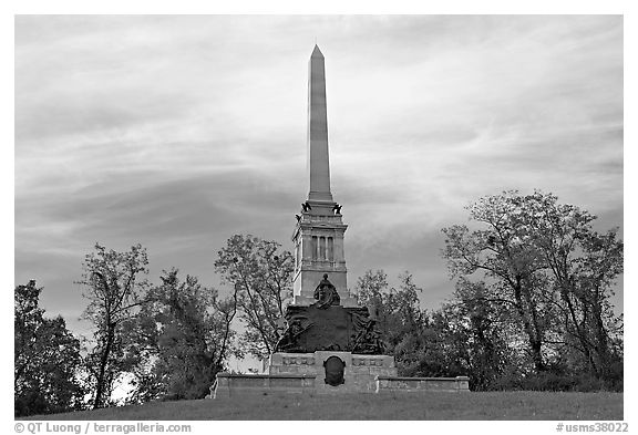 Obelisk and statues commemorating a unit, Vicksburg National Military Park. Vicksburg, Mississippi, USA