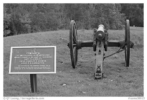 Confederate position marker and cannon, Vicksburg National Military Park. Vicksburg, Mississippi, USA (black and white)