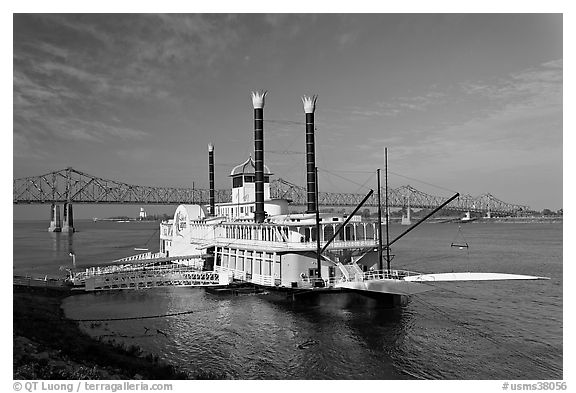 Riverboat and bridge over the Mississippi River. Natchez, Mississippi, USA