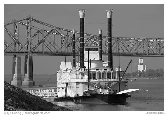 Paddle steamer and bridge. Natchez, Mississippi, USA (black and white)