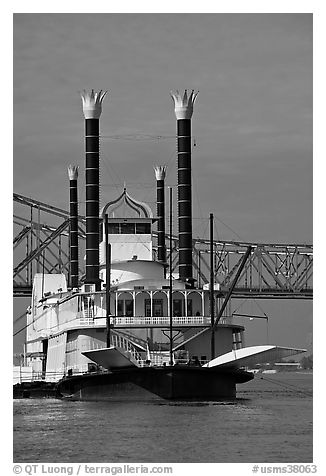 Riverboat and bridge. Natchez, Mississippi, USA (black and white)