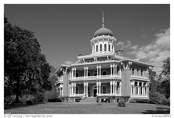 Longwood, an unfinished mansion with an octogonal shape. Natchez, Mississippi, USA (black and white)