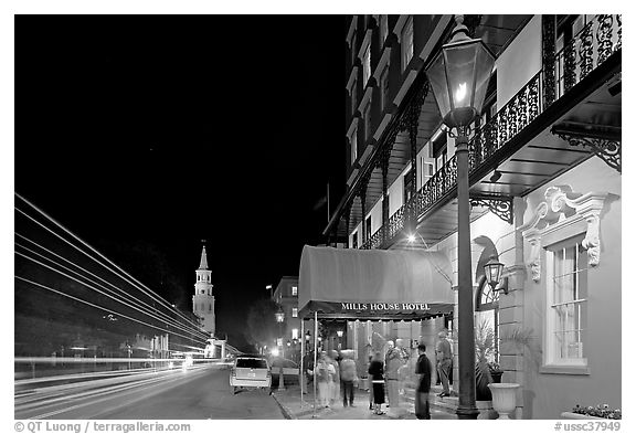 Street, church, and Mills house hotel with many guests at night. Charleston, South Carolina, USA (black and white)