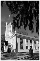 Tabernacle Baptist Church with hanging spanish moss and Robert Smalls memorial. Beaufort, South Carolina, USA ( black and white)