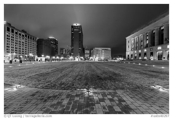 Bicentenial Park and old courthouse by night. Nashville, Tennessee, USA