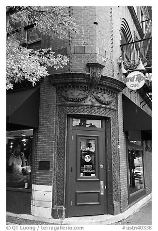 Corner entrance in brick building, Hard Rock Cafe. Nashville, Tennessee, USA (black and white)