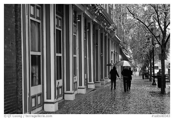 People with unbrellas on 2nd street sidewalk. Nashville, Tennessee, USA (black and white)