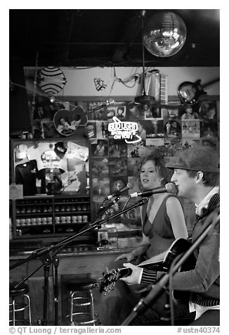 Man and woman singing country music at Tootsie Orchid Lounge. Nashville, Tennessee, USA (black and white)