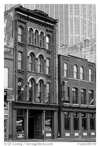Old brick buildings and modern high rise buildings, Broadway. Nashville, Tennessee, USA (black and white)