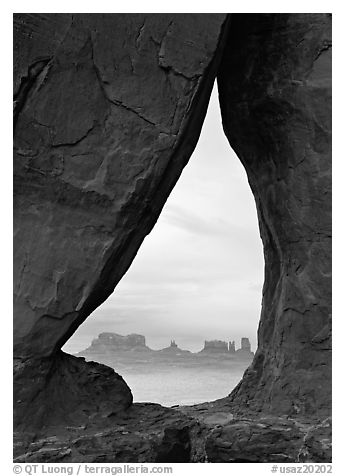 Teardrop Arch. Monument Valley Tribal Park, Navajo Nation, Arizona and Utah, USA (black and white)